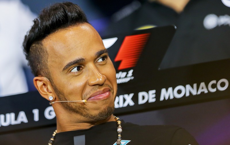 Lewis Hamilton s-a combinat cu o româncă celebră şi SUPERBĂ. FOTO în articol