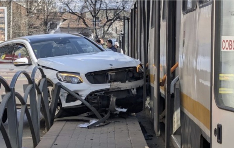 Accident pe Bulevardul Octavian Goga din București: o mașină a intrat în refugiul de tramvai, iar doi oameni au fost răniți