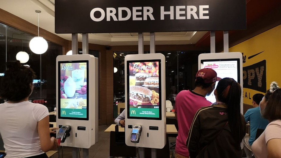  Inteligența artificială ar putea schimba personalizat prețurile la raft și la restaurantele fast-food. Sursă foto: Shutterstock