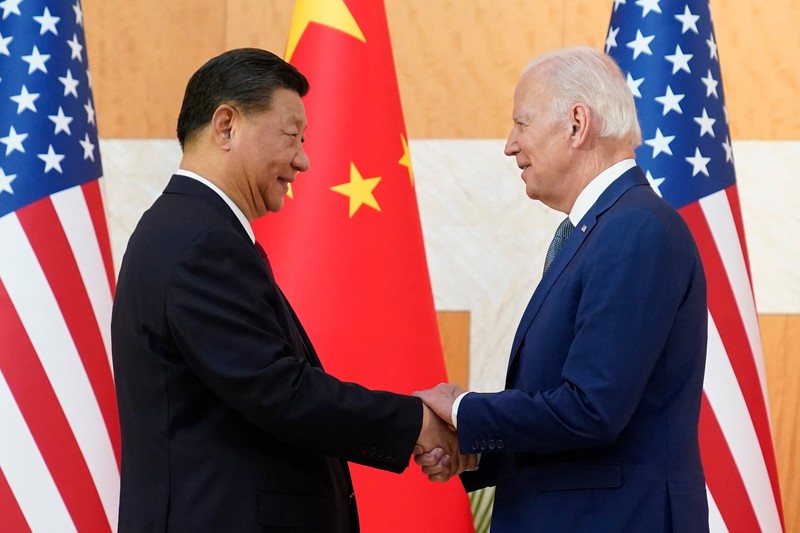 Președintele american Joe Biden, dreapta, și președintele chinez Xi Jinping își strâng mâna înainte de reuniunea la nivel înalt G20, luni, 14 noiembrie 2022, la Nusa Dua, în Bali, Indonezia. Foto: Profimedia