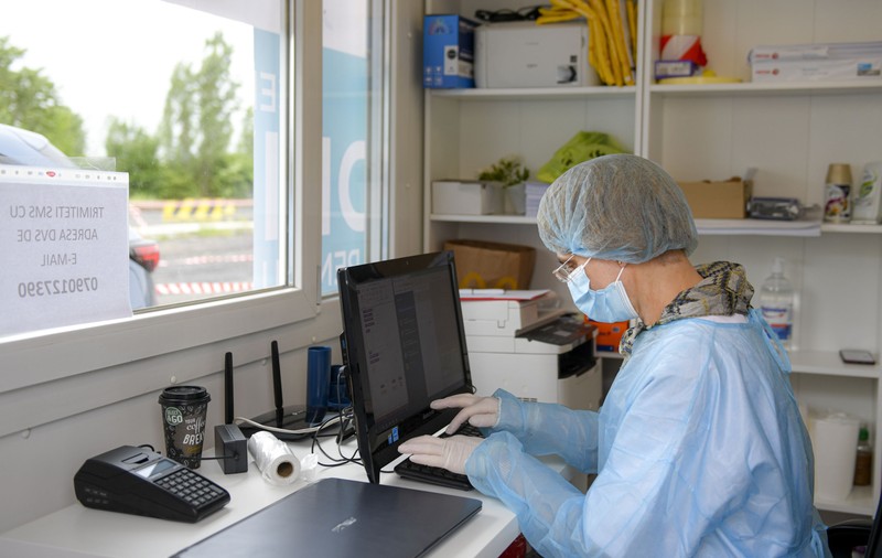 Studiu MedLife: Doar 1 din 2 cazuri pozitive confirmate cu RT-PCR este identificat și prin test rapid. Real, sunt aproape 100.000 de cazuri de COVID pe zi