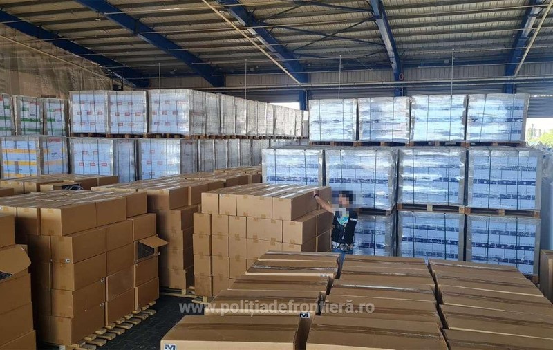 Polițiștii din Portul Constanța au deschis un container cu role de hârtie din Emiratele Arabe și au găsit marfă de 20.000.000 de lei pentru piața neagră