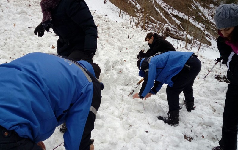 FOTO/ Avalanșă produsă în Cheile Tișiței, din Munții Vrancei. Primarul din Tulnici: Femeia dată dispărută a fost găsită moartă