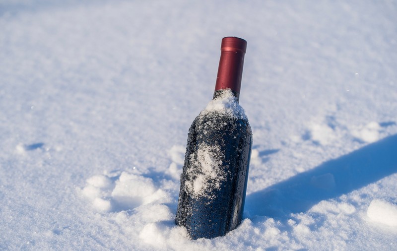 Cum răcești rapid o sticlă de vin