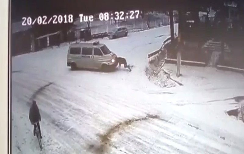VIDEO / Un bărbat a murit după ce a fost lovit de duba mascaților în Argeș. Incidentul șocant a fost filmat / VIDEO