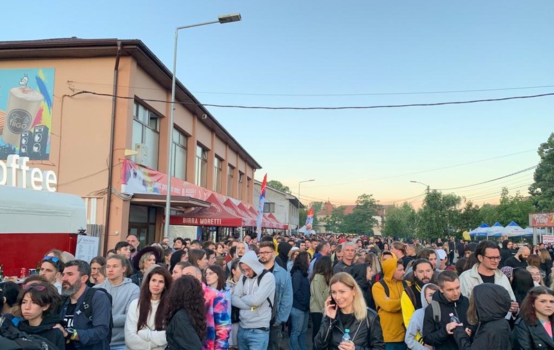 Mii de oameni au așteptat la coadă și 7 ore ca să revină cu autobuzul în Cluj-Napoca de la Electric Castle. Reacția organizatorilor