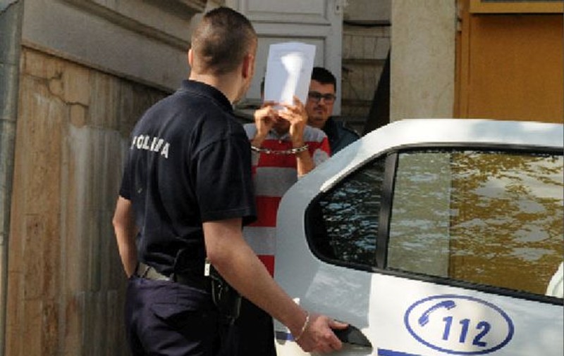 Mecanicul poliției din Vaslui a recunoscut că era proxenet în timpul liber. „Abțibild” a semnat un acord cu procurorii