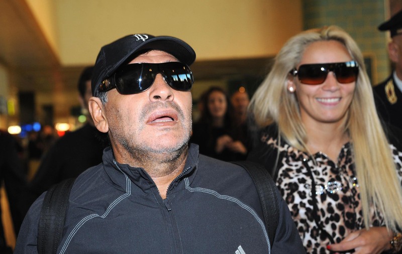 GALERIE FOTO&VIDE0 / Maradona a comis-o din nou! S-a îmbătat şi şi-a bătut logodnica