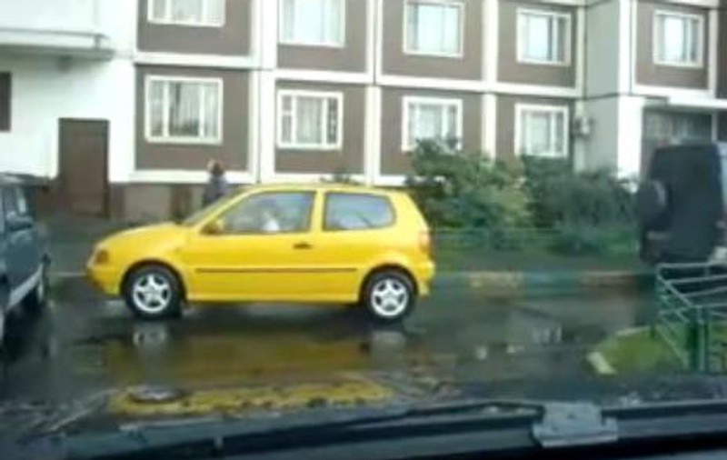 Cea mai tare din parcarea ..goală! Dacă vrei să râzi cu lacrimi, uită-te la ea cum încearcă să parcheze maşina. Ai vrea să o întâlneşti în trafic? | VIDEO