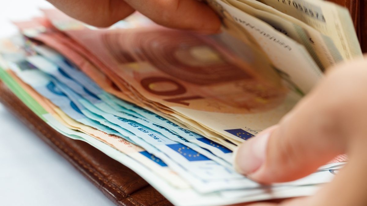 E oficial: a apărut proiectul ordonanței care anulează acordarea de bani europeni pentru firmele afectate de pandemie. Bancnote de euro