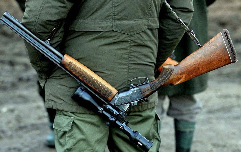 Bărbat rănit în timpul unei partide de vânătoare în Vaslui. Patru degete i-au fost amputate, după ce arma i s-ar fi descărcat accidental