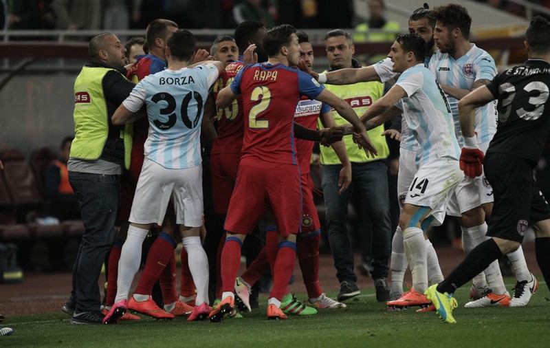 Crăciunescu, revoltat că stewarzii au intrat pe teren la meciul Steaua - ASA: ”Ce facem, aducem trupele speciale?” | GALERIE FOTO