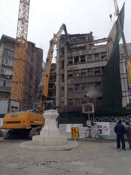 În luna noiembrie buldozerele intră în forță și pun la pământ clădirea istorică din Centrul Vechi FOTO Facebook