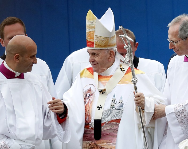 FOTO | Veșmintele pe care Papa Francisc le-a purtat la Şumuleu Ciuc au fost făcute de un designer român