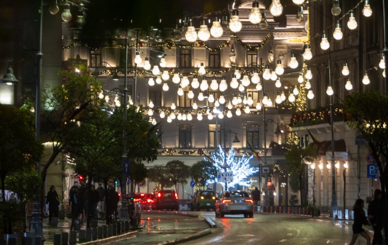 Luminițele de sărbători se aprind sâmbătă în București: capitala va fi luminată de peste 7 milioane de becuri LED