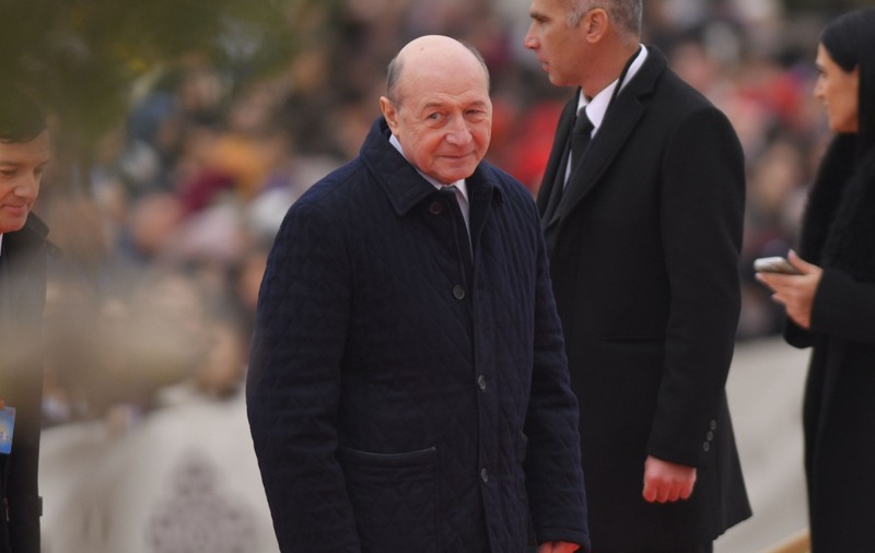 Imaginea cu Traian Băsescu îmbrățișat de nepoți de ziua lui de naștere. A împlinit 74 de ani și a sărbătorit în familie