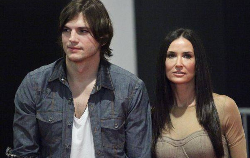 La peste 1 an de când s-au despărţit, Ashton Kutcher cere oficial divorţul de Demi Moore
