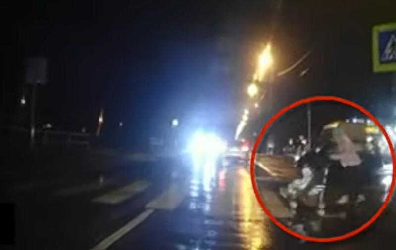 Momentul în care un șofer trece razant pe lângă părintele care traversa cu căruciorul pe o trecere de pietoni, la Budapesta | VIDEO