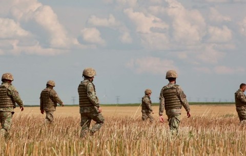 Un grup de militari caută pe un câmp de lângă Padina, județul Buzău, rămășițe de rachetă și dronă, după ce un avion F-16 a lovit o dronă. Poză cu caracter ilustrativ. Foto: Libertatea/ Eli Driu
