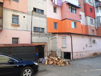 Un vecin taie lemne