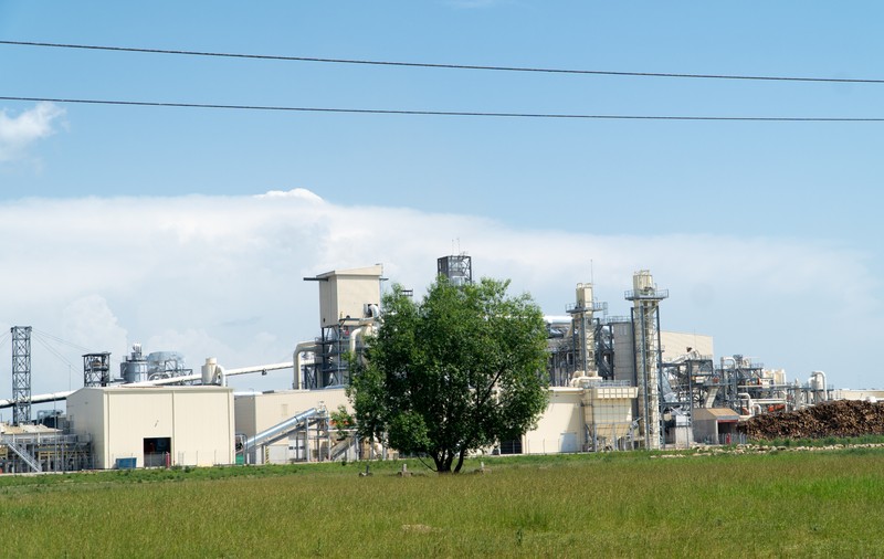 Cazul Kronospan. Cum protejează Ministerul Mediului cetățenii români de poluarea produsă de marii jucători din industria lemnului
