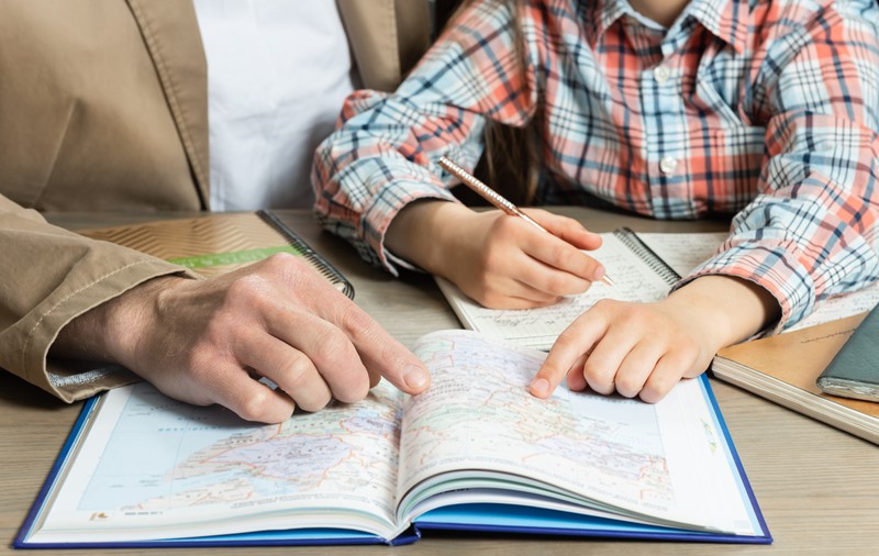 ESTE HOMESCHOOLINGUL LEGAL? Culisele condamnării la închisoare a părinților din Bihor care și-au retras copiii de la școală și i-au înscris la un program american