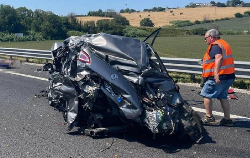 Un șofer român de TIR a spulberat un Renault staționat și a ucis o bătrână de 85 de ani, chiar sub ochii fiului ei, pe o autostradă din Italia