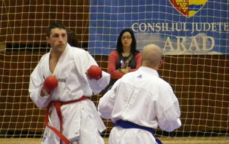 Un arbitru a obţinut două medalii la karate!
