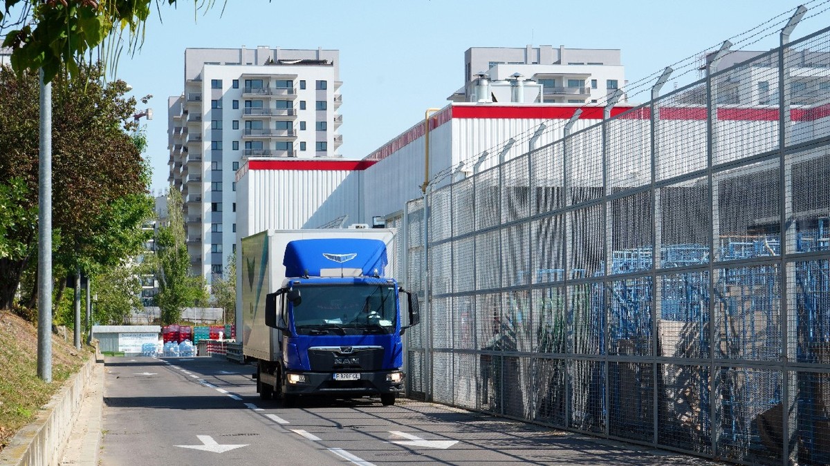 București, România – 14 august 2024: Un camion al unei firme de curierat în apropierea unui depozit