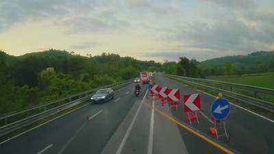 Motociclistul i-a tăiat calea camionului. Foto Captură video