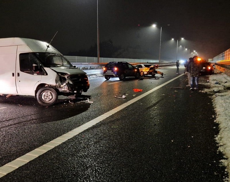 Un șofer de dubă a sărit în gol 25 de metri de pe viaductul Tălmăcel, ca să se ferească de un Mercedes, într-un accident cu 6 mașini