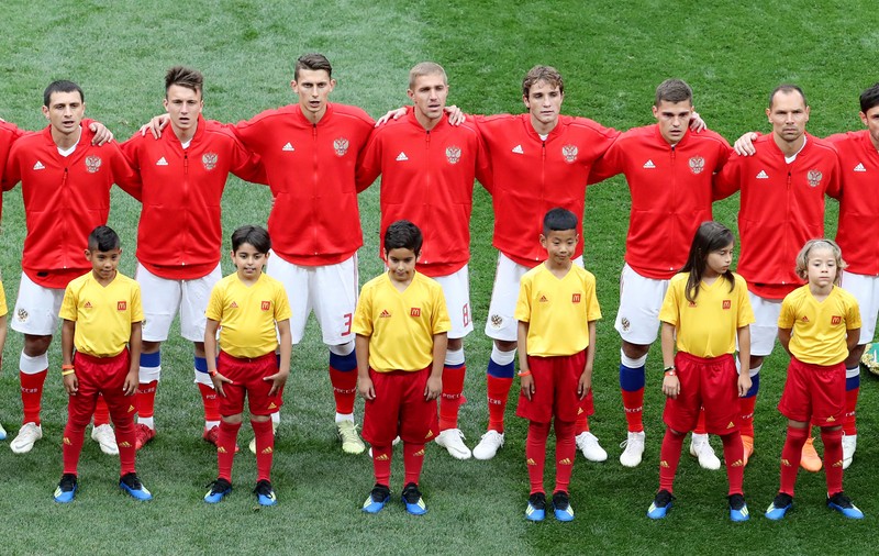 Doi copii, singurii români prezenți pe teren la meciul Rusia - Arabia Saudită, de la Campionatul Mondial de fotbal Rusia 2018