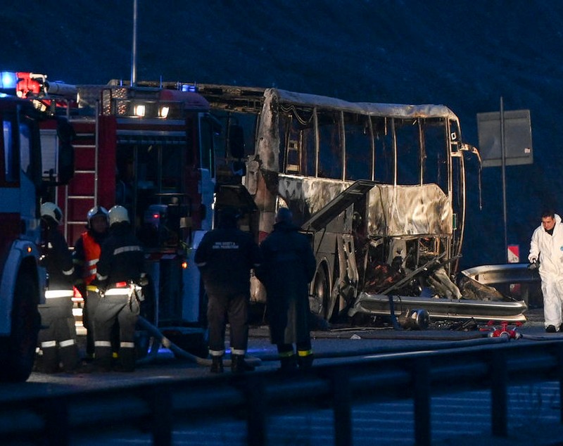 Imagini terifiante cu autocarul care a luat foc în Bulgaria. Pasagerii dormeau în momentul accidentului