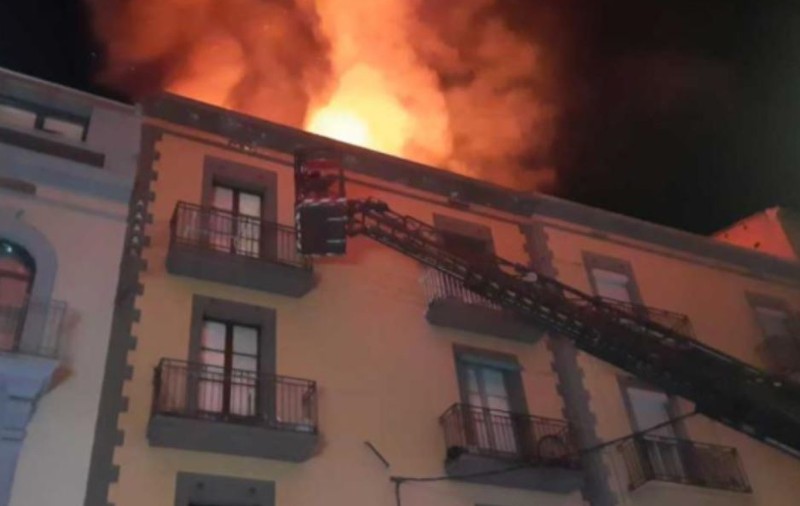 Incendiu de proporții la un bloc din Spania provocat de un român supărat pe vecinul său. Zeci de persoane, evacuate