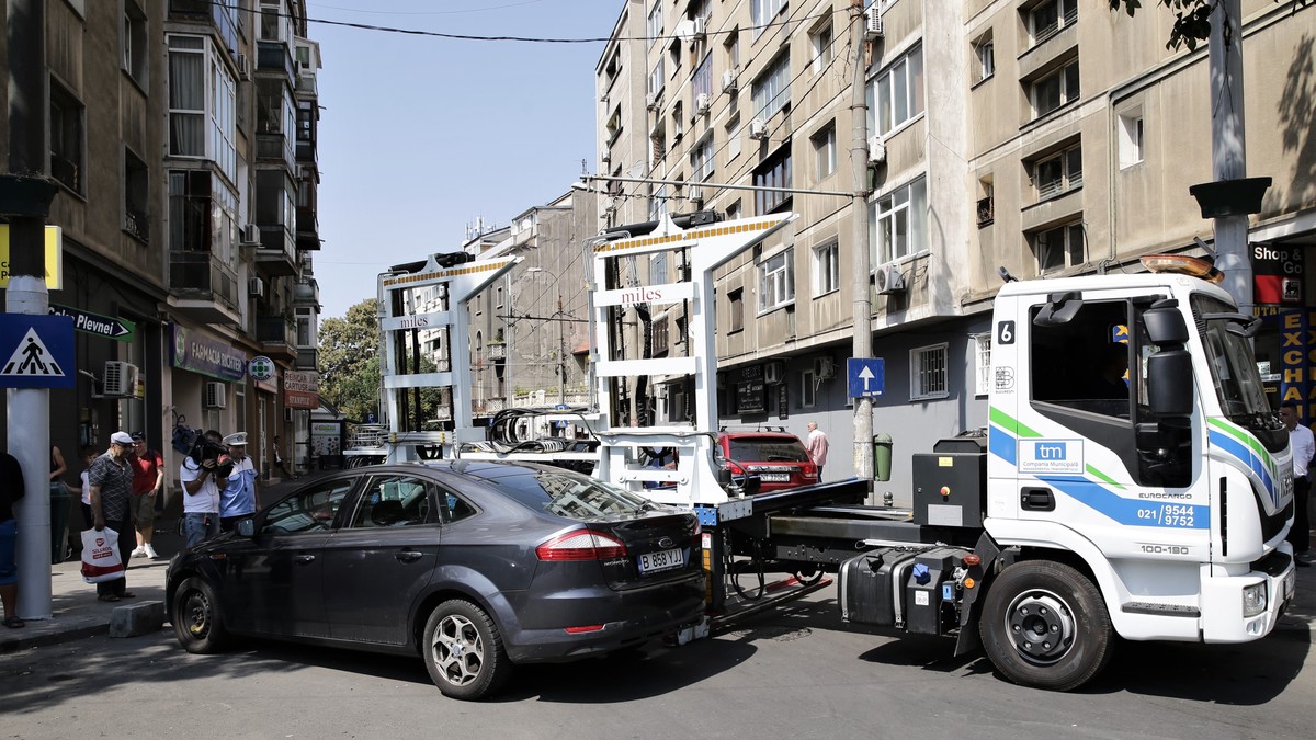 Prima zi de ridicare a maşinilor parcate ilegal. Mașina care ridică autovehicule. Foto: Dumitru Angelescu