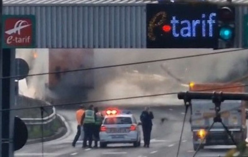 Un TIR plin cu uree a luat foc înainte de stația de taxare de la Fetești, pe A2