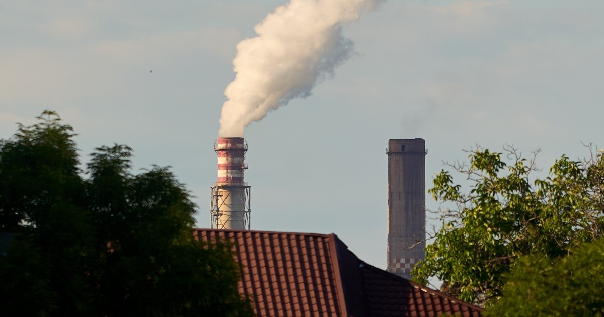 Fum care iese dintr-un turn de la centrala electrică Craiova II
