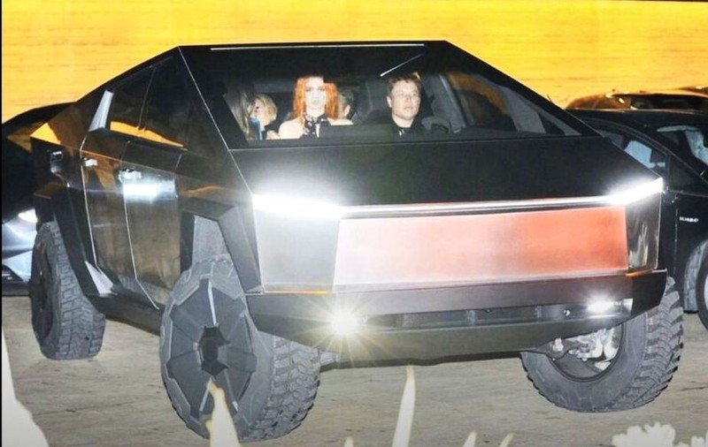 Elon Musk, un nou moment jenant. Ce a pățit când a ieșit la plimbare cu un Cybertruck