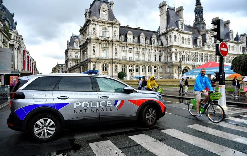 Un român a rănit cu cutterul un spaniol, la Paris. Agresorul, imobilizat de trecători