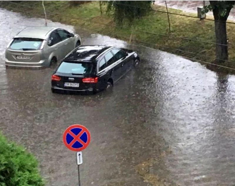 UPDATE: Ambulanța Prahova, inundată în urma ploilor torențiale. Inundațiile au făcut prăpăd în mai multe județe din țară