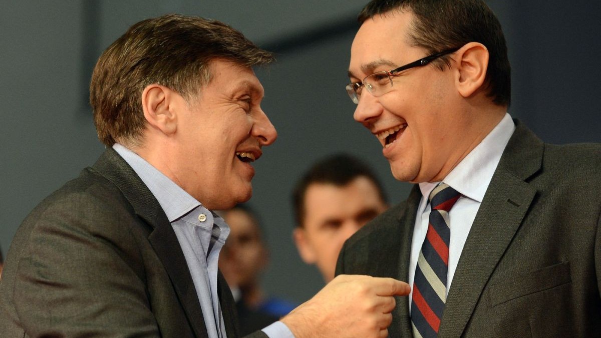 Premierul și co-președintele Uniunii Social-Liberale (USL) Victor Ponta (dreapta) râde împreună cu Crin Antonescu, co-liderul USL și președintele Partidului Național Liberal, în timpul unui miting electoral din orașul Craiova, 7 decembrie 2012