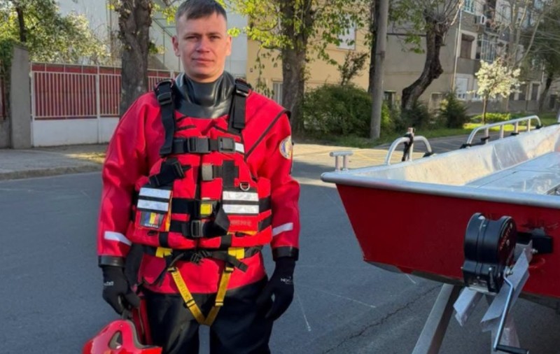 Robert-Viorel Lungu în uniformă de pompier, pe o stradă