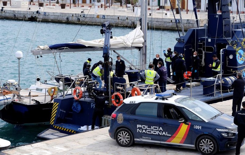 Un bărbat a murit, după ce barca în care se afla a fost lovită de un feribot la intrarea în portul Ibiza