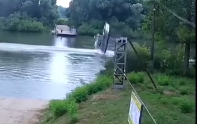 Momentul în care o ambarcațiune a poliției maghiare agață cablul unui bac de pe Tisa și se răstoarnă | VIDEO
