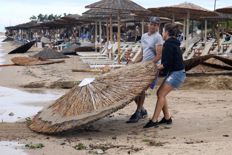 Umbrelele din paie de pe plajă nu au avut nicio șansă în fața naturii dezlănțuite