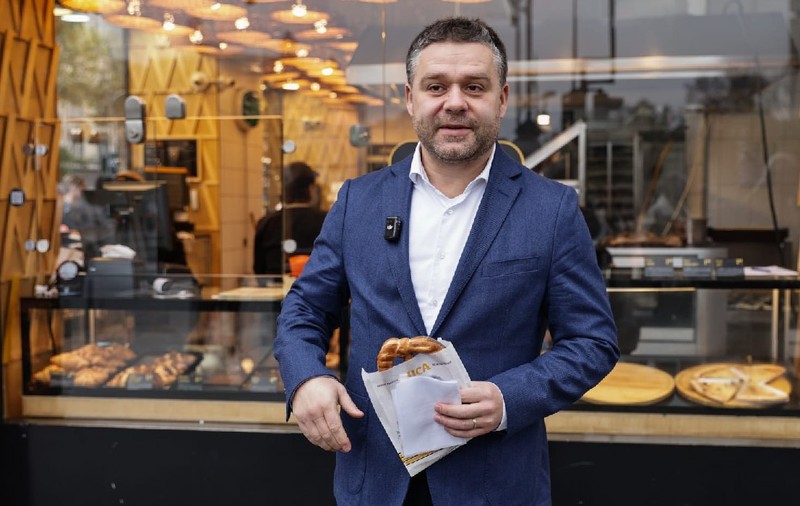 Ciprian Ciucu i-a făcut cinste cu covrigi lui Dragoș Pîslaru, după ce și-a depus candidatura pentru Primăria București