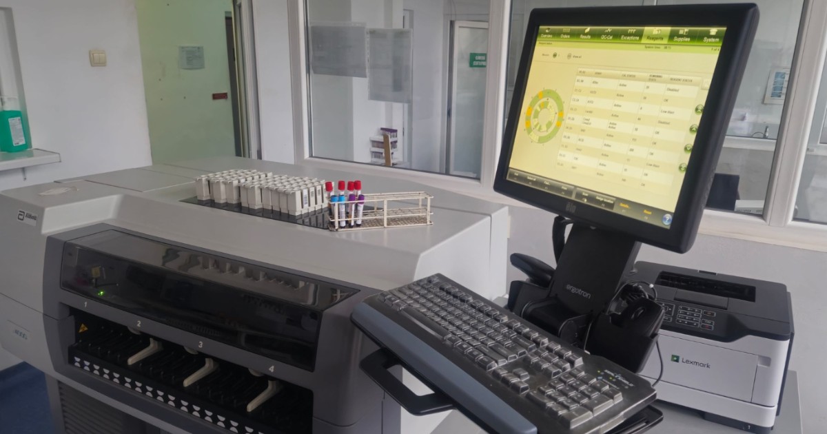 Imaginea arată un aparat pe care sunt așezate mai multe tuburi de recoltare, iar pe monitor se văd datele probelor analizate.