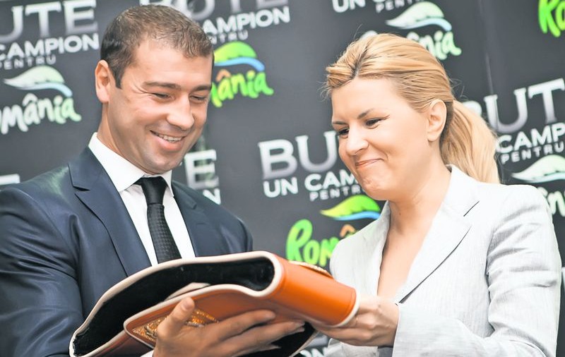 Lucian Bute şi Elena Udrea s-au înţeles pentru organizarea unei gale în România, prilej pentru ministrul turismului să-i «arunce mănuşa» boxerului: Vrea să-l facă politician