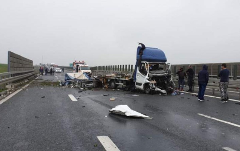 Microbuz plin cu cetăţeni bulgari, spulberat de camion pe A1