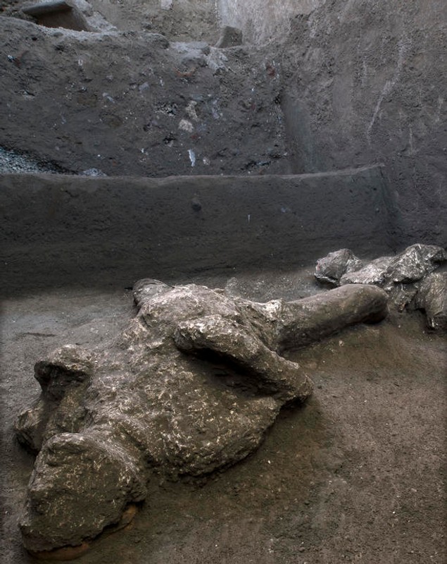 Rămășițele foarte bine conservate a doi bărbați uciși în erupția vulcanică de la Pompeii, descoperite de arheologi